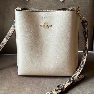 Cross body bucket bag